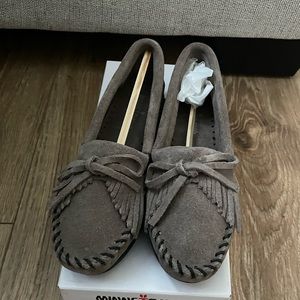 Minnetonka women’s Kilty grey Size 5 brand new in box
